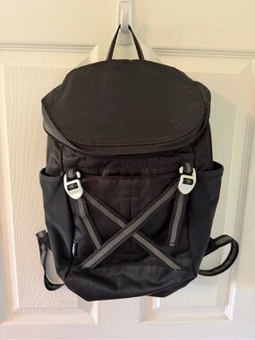 Aruna I Black Everyday Backpack with Reflective Straps